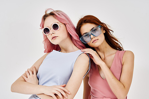 포토 JPG 해외이미지 백인 모델 응시 여자 패션 포즈 실내 상반신 성인 두명 앞모습 옆모습 친구 선글라스 팔짱 기댐 흰배경 성인여자만 어깨에손 해외포토 서양인 시선 안경 뷰포인트 백그라운드 관계 모션 사람 내부 흰색 여자만 성인만 파일형식 이미지허브