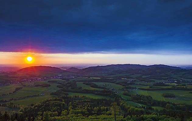 포토 JPG 해외이미지 나무 식물 구름 계절 공원 유럽 여행 자연 하늘 휴식 산 풍경 초원 사람없음 야외 초록색 파란색 컬러풀 햇빛 태양 노란색 여행객 마을 환경 맑음 일몰 봄 새벽 시골 도시 저녁 숲 땅 언덕 장면 체코 내추럴 하이커 해외포토 자연요소 공공시설 나라 컬러 컨셉 날씨 사람 노을 야간 생태계 파일형식 이미지허브