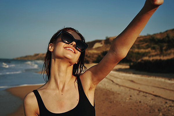 포토 JPG 해외이미지 주간 여자 여유 휴식 한명 상반신 성인 해변 야외 앞모습 여름휴가 바캉스 선글라스 손들기 올려보기 성인여자한명만 해외포토 자연요소 1 감정 안경 바다 뷰포인트 컨셉 모션 휴가 사람 여자한명만 성인여자만 파일형식 여름_계절 이미지허브