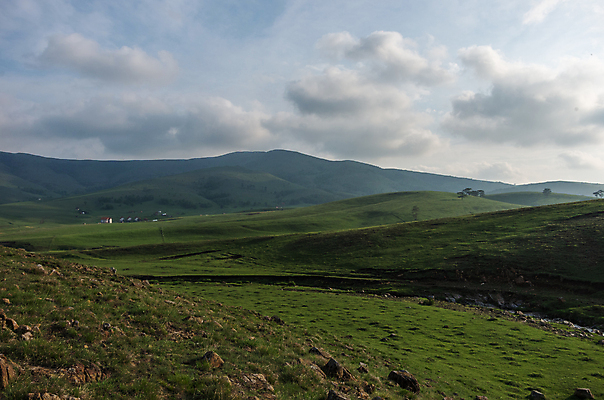 포토 JPG 해외이미지 나무 꽃 유럽 도로 여행 백그라운드 밭 자연 하늘 휴가 산 파노라마 사람없음 야외 초록색 파란색 노란색 마을 환경 계곡 봄 흰색 시골 소나무 개울 숲 언덕 장면 내추럴 세르비아 절정 해외포토 식물 계절 나라 길 컬러 농업 교통시설 촬영기법 강 생태계 파일형식 이미지허브