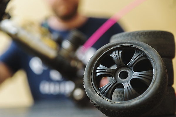 포토 JPG 해외이미지 모델 손 디자인 남자 어린이 스포츠 십자가 부분 자동차 놀이 탁자 실내 취미 사람없음 장난감 붓 바퀴 수리 속도 라디오 타이어 멀리 엔진 정비공 모터 국회 건축업자 고립 설치 엘리먼트 자동 제어 해외포토 레이스천 건축 육상교통 가구 사람 내부 신체부위 전자제품 직물 기술자 파일형식 이미지허브