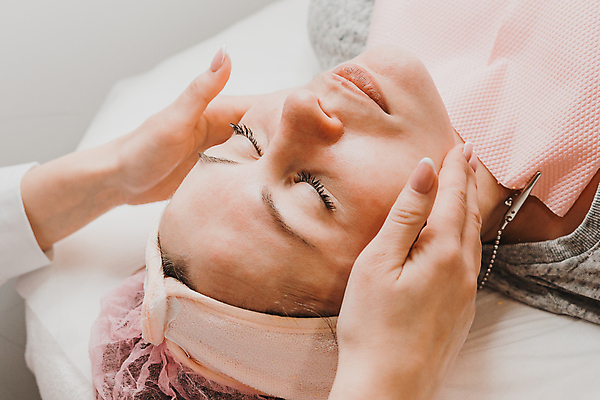 포토 JPG 해외이미지 백인 여자 얼굴 신체 휴식 건강 관리 한명 사람 성인 치료 눕기 뷰티 머리 상점 스파 마사지 사찰 고급 씻기 미용사 소중 피부 크림 피부관리 휴양지 목 아로마테라피 테라피 돌봄 바디케어 안마사 완벽 해외포토 서양인 직업 1 컨셉 의학 종교건축 모션 신체부위 청결 장소 파일형식 이미지허브