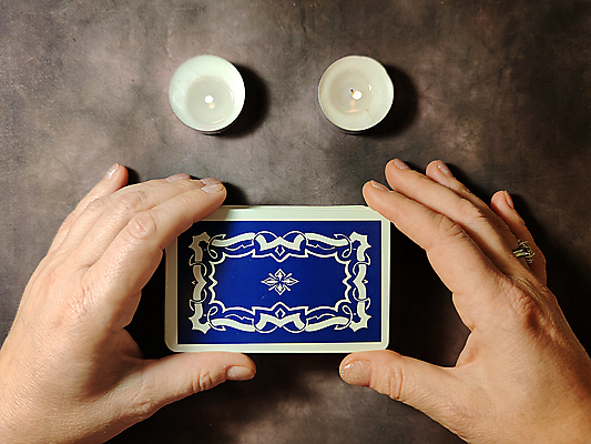 포토 JPG 해외이미지 손 여자 백그라운드 컨셉 탁자 미래 관리 사람없음 하이앵글 독서 어둠 펼침 수확 운명 신용카드 재산 예측 신비 갑판 레이아웃 마법 예언자 해외포토 뷰포인트 가구 농업 배_교통 모션 사람 신체부위 금융 파일형식 이미지허브