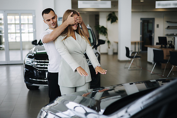 포토 JPG 해외이미지 백인 커플 응시 여자 남자 행복 산업 비즈니스 가족 교통시설 자동차 열쇠 새로움 실내 미소 사람 정장 성인 두명 판매 세일 상점 운전 자신감 구매 고객 서비스 무역 딜러 보여주기 소매 주인 판매원 보험 대여 자동 해외포토 서양인 직업 시선 옷 감정 육상교통 교통 컨셉 관계 모션 표정 내부 쇼핑 시설 파일형식 이미지허브