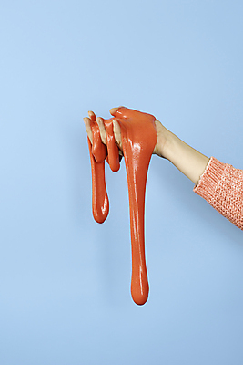 포토 JPG 해외이미지 손 교육 어린이 분홍색 과학 백그라운드 컨셉 손가락 놀이 실험 취미 사람없음 빨간색 파란색 빛 장난감 게임 잡기 투명 액체 산호 닫기 덮기 고무 DIY 고립 라텍스 어려움 접착제 짜기 초보 해외포토 컬러 모션 사람 신체부위 풀_접착제 자포동물 파일형식 이미지허브