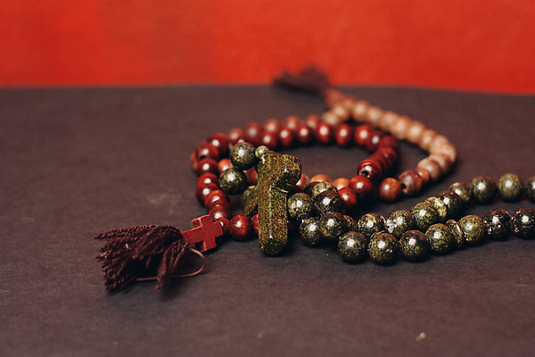 포토 JPG 해외이미지 1 손 옷 남자 기독교 종교 종이 문화 백그라운드 컨셉 십자가 목걸이 손가락 휴가 아이디어 사랑 사람 사람없음 목재 책 빛 교회 믿음 성경 희망 힘 천주교 흰색 기도 예수 영혼 작음 심볼 명상 동쪽 묵주 내추럴 고립 라마단 옛날 현상 방식 해외포토 나무 감정 컬러 재료 장신구 종교용품 종교건축 건물 신체부위 신_종교 크기 방향 파일형식 이미지허브