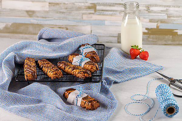 포토 JPG 해외이미지 리본 포장 딸기 실내 사람없음 초콜릿 우유 끈 달콤 우유병 건강식품 에너지바 종이호일 식힘망 해외포토 음식 과일 병_용기 디저트 유제품 건강 내부 주방도구 맛 제빵도구 파일형식 이미지허브