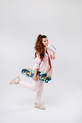 포토 JPG 해외이미지 전신 응시 여자 엄마 실내 한명 들기 정장 성인 옆모습 임산부 임신 마시기 스케이트보드 흰배경 다리들기 텀블러 한발서기 성인여자한명만 해외포토 1 시선 옷 뷰포인트 백그라운드 가족 모션 서기 사람 내부 컵 흰색 보드_스포츠 여자한명만 성인여자만 파일형식 이미지허브