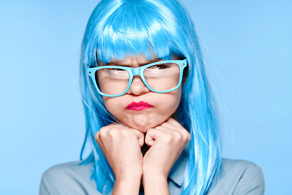 포토 JPG 해외이미지 응시 여자 하늘색 한명 상반신 성인 앞모습 턱괴기 가발 성인여자한명만 안경낌 힙스터 해외포토 1 시선 패션 안경 뷰포인트 모션 사람 파란색 여자한명만 성인여자만 파일형식 이미지허브