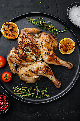 포토 JPG 해외이미지 접시 방울토마토 검은배경 실내 사람없음 하이앵글 통닭 치킨 굽기 레몬 소금 백리향 통후추 해외포토 식기 뷰포인트 백그라운드 토마토 과일 내부 검은색 구이 후추 닭고기요리 파일형식 이미지허브