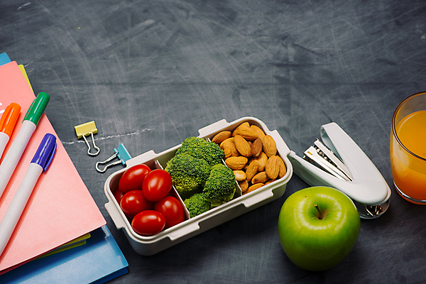 포토 JPG 해외이미지 종이 다이어트 방울토마토 검은배경 잔 사람없음 펜 주스 사과 브로콜리 스테이플러 클립 아몬드 도시락통 해외포토 식기 음료 백그라운드 토마토 채소 과일 건강 필기구 사무용품 검은색 견과류 용기_그릇 파일형식 이미지허브