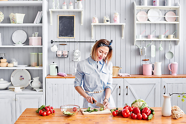 포토 JPG 해외이미지 라이프스타일 여자 행복 음식 다이어트 토마토 채소 가족 엄마 오이 주택 파프리카 실내 건강 요리 한명 미소 사람 성인 내부 주방 식사 저녁식사 샐러드 신선 아내 칼 맛 자르기 먹기 준비 유기농 주부 비타민 채식주의자 해외포토 1 웰빙 감정 컨셉 관계 모션 표정 건물 생활 채식 영양소 파일형식 이미지허브