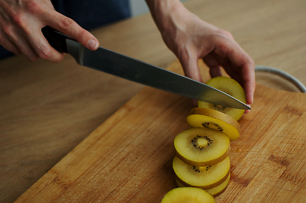포토 JPG 해외이미지 접시 음식 조각 백그라운드 과일 재료 자연 건강 키위 사람없음 목재 초록색 갈색 노란색 식사 신선 황금 칼 달콤 맛 아침식사 자르기 먹기 유기농 날것 슬라이스 건강식 내추럴 숙성 이국적 채식주의자 비건 맛있는 해외포토 나무 식기 웰빙 컬러 컨셉 모션 생태계 채식 파일형식 이미지허브