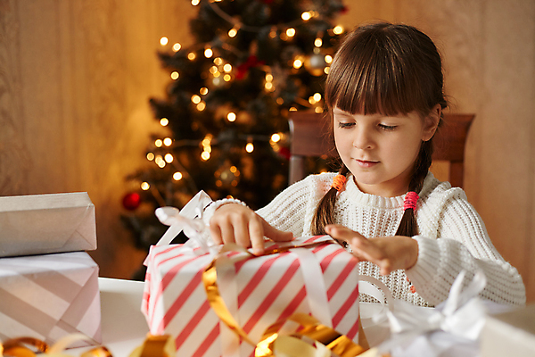 포토 JPG 해외이미지 나무 백인 모자 손 여자 행복 얼굴 어린이 크리스마스 휴가 선물 한명 미소 사람 장식 빛 상자 뷰티 크리스마스트리 산타클로스 꿈 축하 잡기 오픈 야간 저녁 기적 공상 패키지 마법 해외포토 자연요소 서양인 식물 1 잡화 기념일 감정 컨셉 모션 표정 신체부위 파일형식 이미지허브