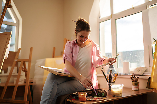 포토 JPG 해외이미지 백인 여자 실내 한명 들기 앉기 상반신 성인 앞모습 다리꼬기 붓 그리기 예술가 성인여자한명만 해외포토 서양인 1 뷰포인트 모션 사람 내부 여자한명만 성인여자만 파일형식 이미지허브