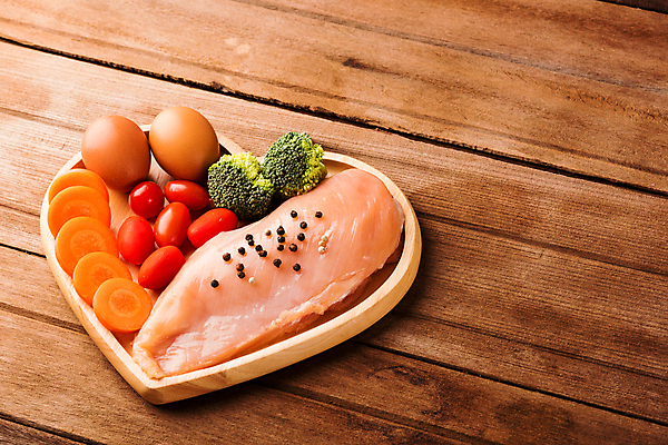 포토 JPG 해외이미지 음식 방울토마토 생고기 사람없음 계란 당근 하트 브로콜리 건강식 나무접시 닭가슴살 해외포토 모양 접시 토마토 채소 뿌리채소 육류 알 닭고기 파일형식 이미지허브