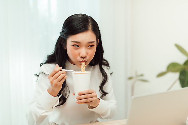 포토 JPG 해외이미지 응시 여자 실내 한명 들기 동양인 상반신 성인 앞모습 아웃포커스 식사 먹기 컵라면 성인여자한명만 해외포토 1 시선 뷰포인트 모션 촬영기법 사람 인종 내부 라면 여자한명만 성인여자만 파일형식 이미지허브