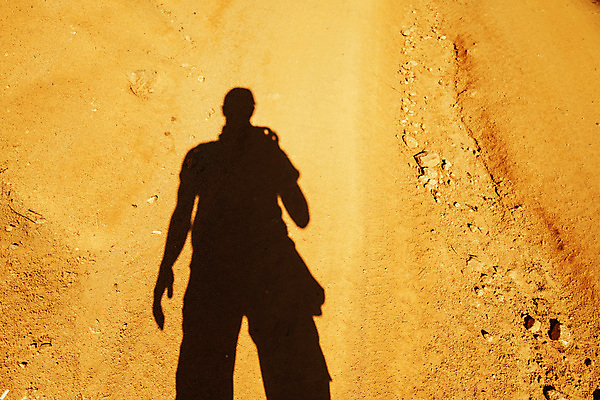 포토 JPG 해외이미지 모양 1 남자 실루엣 여행 자연 그림자 서기 사람 성인 사람없음 야외 빛 갈색 검은색 사막 땅바닥 해외포토 컬러 모션 바닥 촬영기법 생태계 파일형식 이미지허브