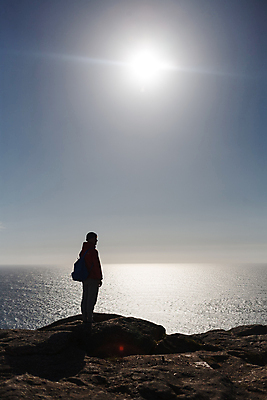포토 JPG 해외이미지 실루엣 파도 바다 여행 백그라운드 자연 산 한명 사람 야외 물 파란색 태양 반사 여행객 평화 일출 맑음 침묵 일몰 만 거친 망토 장면 암초 내추럴 해외포토 자연요소 1 컬러 컨셉 날씨 촬영기법 노을 소리 생태계 파일형식 이미지허브