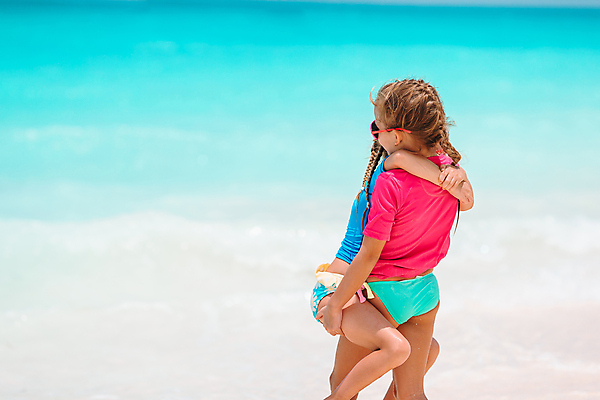 포토 JPG 해외이미지 주간 백인 라이프스타일 여자 수영복 어린이 파도 여행 안기 휴식 상반신 해변 야외 두명 뒷모습 여름휴가 바캉스 자매 소녀만 해외포토 자연요소 서양인 옷 바다 뷰포인트 컨셉 가족 모션 휴가 사람 생활 여자만 어린이만 파일형식 여름_계절 이미지허브