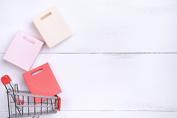 포토 JPG 해외이미지 실내 사람없음 쇼핑 쇼핑백 쇼핑카 미니어처 오브젝트 흰배경 카피스페이스 해외포토 백그라운드 가방 내부 모형 카트 공백 흰색 파일형식 이미지허브