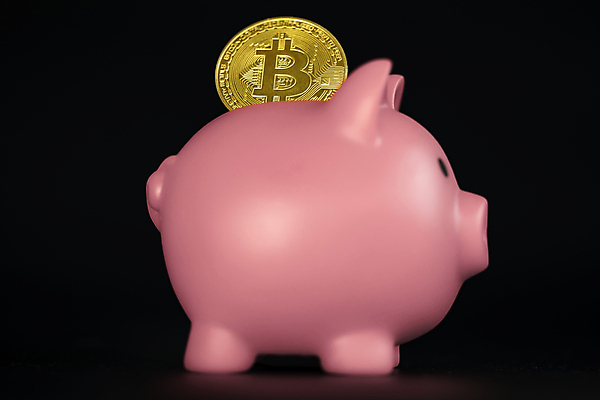 포토 JPG 해외이미지 검은배경 실내 사람없음 금융 경제 저축 돼지저금통 금화 가상화폐 해외포토 백그라운드 돈 내부 검은색 저금통 황금 파일형식 이미지허브