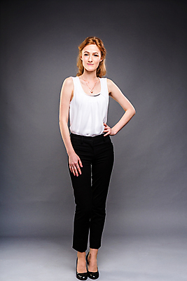 포토 JPG 해외이미지 직업 학생 라이프스타일 여자 행복 포즈 백그라운드 티셔츠 신체 비즈니스 바지 포옹 회색배경 한명 서기 미소 사람 20대 성인 금발 뷰티 유행 검은색 교사 기쁨 회색 흰색 종업원 긍정 좁은 경영 고립 해외포토 1 헤어스타일 감정 컬러 컨셉 셔츠 안기 모션 하의 표정 청년 생활 파일형식 이미지허브