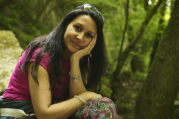 포토 JPG 해외이미지 나무 백인 1 라이프스타일 손 옷 여자 행복 얼굴 백그라운드 자연 관리 한명 미소 사람 성인 야외 목재 가로 빨간색 초록색 여름 뷰티 유행 잡기 닫기 숲 내추럴 고립 스타일 해외포토 서양인 식물 계절 감정 컬러 재료 모션 표정 생활 신체부위 생태계 파일형식 이미지허브