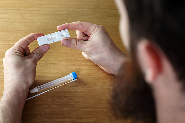 포토 JPG 해외이미지 손 컨셉 주택 건강 사람 사람없음 약 건강관리 장비 환자 의사 실험실 바이러스 결과 질병 분석 속도 코 긍정 감염 조립 돌봄 부정적 셀프 전염병 해외포토 감정 의학 모션 실험 관리 건물 신체부위 의료진 파일형식 이미지허브