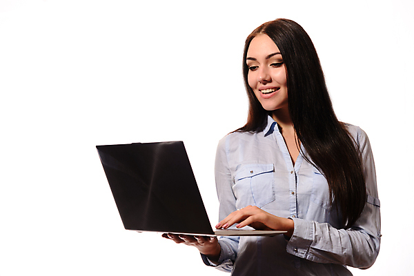 포토 JPG 해외이미지 백인 1 학생 응시 여자 행복 백그라운드 셔츠 인터넷 통신 갈색머리 한명 서기 미소 사람 성인 노트북 컴퓨터 카메라 우주 스크린 모니터 검은색 웹 공백 청바지 잡기 오픈 보여주기 고립 카피스페이스 해외포토 서양인 헤어스타일 시선 감정 컬러 상의 바지 모션 표정 전자제품 파일형식 이미지허브