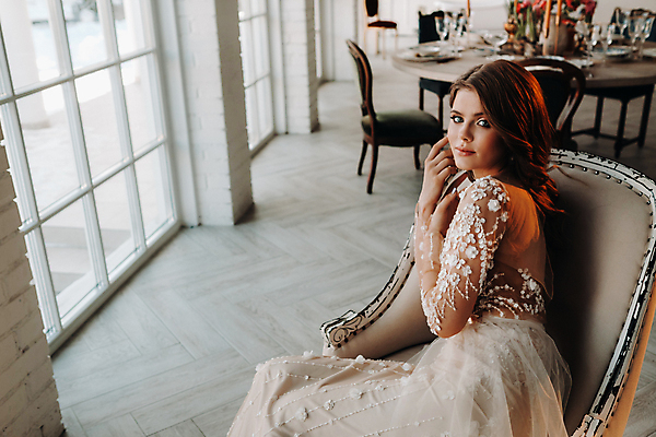 포토 JPG 해외이미지 응시 여자 신부 웨딩드레스 결혼 의자 창문 탁자 실내 한명 앉기 상반신 성인 옆모습 기댐 창가 성인여자한명만 웨딩촬영 해외포토 1 시선 드레스 뷰포인트 가구 모션 사람 이벤트 내부 기념사진 여자한명만 성인여자만 파일형식 이미지허브