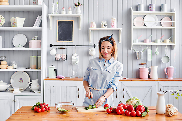 포토 JPG 해외이미지 라이프스타일 여자 행복 음식 다이어트 토마토 채소 가족 엄마 오이 주택 파프리카 실내 건강 요리 한명 미소 사람 성인 내부 주방 식사 저녁식사 샐러드 신선 아내 칼 맛 자르기 먹기 준비 유기농 주부 비타민 채식주의자 해외포토 1 웰빙 감정 컨셉 관계 모션 표정 건물 생활 채식 영양소 파일형식 이미지허브