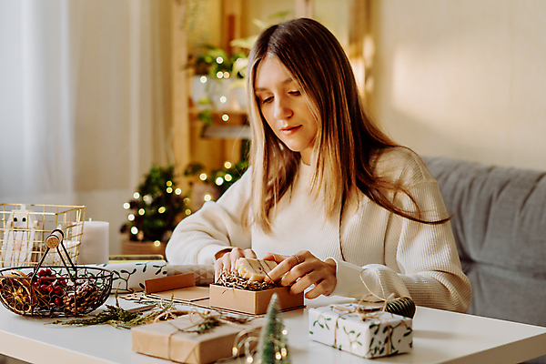 포토 JPG 해외이미지 나무 전통 디자인 계절 여자 행복 리본 종이 밧줄 크리스마스장식 크리스마스 겨울 탁자 휴가 새해 주택 기념 실내 창조 선물 한명 사람 목재 장식 쇼핑 상자 놀람 작음 12월 스웨터 활 준비 주기 에코 패키지 전나무 DIY 짐싸기 내추럴 포장소품 해외포토 식물 1 기념일 감정 줄 가구 상의 재료 포장 모션 표정 취미 내부 건물 환경 날짜 크기 오브젝트 포장재료 파일형식 이미지허브