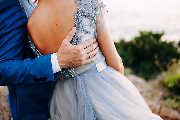 포토 JPG 해외이미지 주간 커플 여자 남자 허리손 결혼 상반신 성인 야외 두명 옆모습 뒷모습 아웃포커스 기댐 다정 신랑신부 성인만 해외포토 자연요소 신부_웨딩 뷰포인트 포즈 신랑 컨셉 관계 모션 촬영기법 사람 이벤트 파일형식 이미지허브