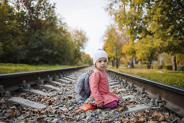 포토 JPG 해외이미지 나무 백인 여자 남자 도로 어린이 여행 상상 자연 하늘 함께함 한명 사람 앉기 야외 믿음 산책 기차 탐험 시골 아기 아빠 역 고독 숲 위험 작음 방향 걸음마 방법 선로 조부모 진짜 혼자 해외포토 서양인 식물 1 감정 길 육상교통 컨셉 가족 교통시설 모션 휴식 대중교통 크기 생태계 파일형식 이미지허브