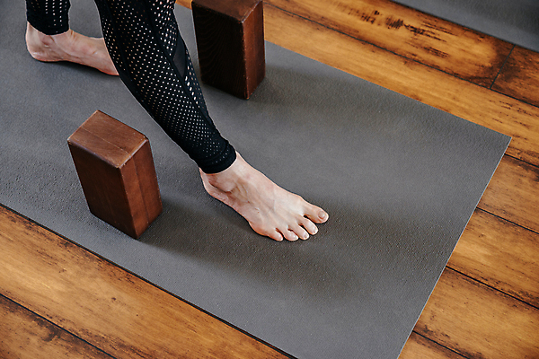 포토 JPG 해외이미지 라이프스타일 여자 밧줄 스포츠 포즈 요가 벽돌 바닥 주택 실내 건강 사람 사람없음 운동 스트레칭 블록 장비 매트 악단 고리 연습 체육관 스트랩 필라테스 아사나자세 해외포토 웰빙 줄 음악 내부 건물 생활 요가자세 파일형식 이미지허브