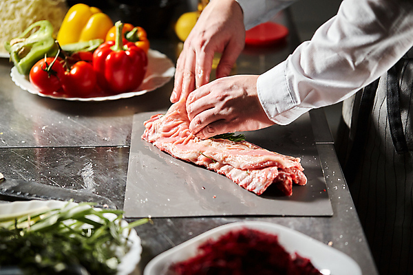 포토 JPG 해외이미지 접시 손 남자 음식 재료 탁자 표면 뼈 마늘 육류 스테이크 요리 사람없음 빨간색 농장 금속 식당 요리사 식사 저녁식사 앞치마 어둠 신선 양념 칼 그릴 바비큐 자르기 허브 향신료 날것 대리석 소금 후추 양고기 로즈메리 갈비뼈 바비큐립 생식 신발장 절임 정육점 해외포토 식물 직업 식기 컬러 가구 농업 채소 식재료 모션 재질 주방용품 서양음식 사람 신체부위 상점 향미료 파일형식 이미지허브