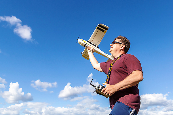 포토 JPG 해외이미지 모델 남자 스포츠 중년 교통시설 놀이 하늘 휴식 비행기 안테나 한명 성인 취미 야외 장난감 경쟁 자유 게임 통제 시작 라디오 프로펠러 전자 주말 멀리 기어 글라이더 대패 염원 제어 해외포토 1 교통 컨셉 통신 항공교통 대중교통 사람 전자제품 시설 파일형식 이미지허브