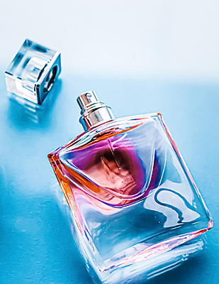 포토 JPG 해외이미지 사람없음 한개 반사 향수 오브젝트 파란배경 향기 향수병 해외포토 1 백그라운드 파란색 화장품 냄새 병_담는 파일형식 이미지허브