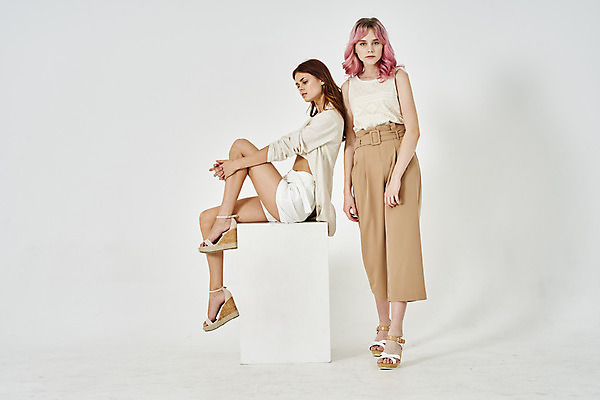 포토 JPG 해외이미지 전신 백인 모델 응시 여자 패션 포즈 실내 서기 앉기 성인 두명 앞모습 옆모습 친구 흰배경 다리들기 성인여자만 해외포토 서양인 시선 뷰포인트 백그라운드 관계 모션 사람 내부 흰색 여자만 성인만 파일형식 이미지허브