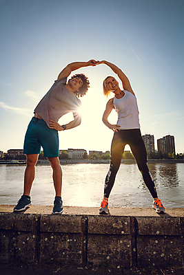 포토 JPG 해외이미지 주간 전신 커플 여자 남자 호수 커플라이프 허리손 하늘 함께함 서기 미소 성인 야외 두명 앞모습 운동복 운동 건강관리 일몰 성인만 해외포토 자연요소 라이프스타일 옷 뷰포인트 포즈 컨셉 관계 모션 표정 건강 관리 사람 노을 파일형식 이미지허브