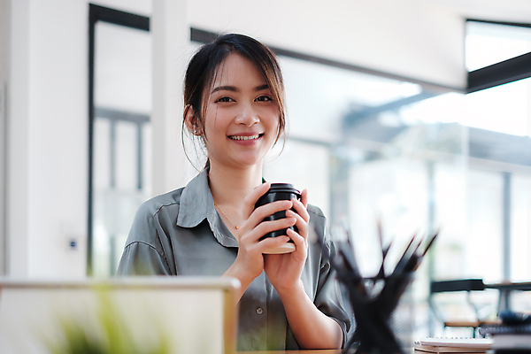 포토 JPG 해외이미지 응시 여자 실내 한명 미소 들기 동양인 상반신 성인 앞모습 컵 비즈니스우먼 성인여자한명만 해외포토 1 식기 시선 뷰포인트 비즈니스 모션 표정 사람 인종 내부 직장인 여자한명만 성인여자만 파일형식 이미지허브