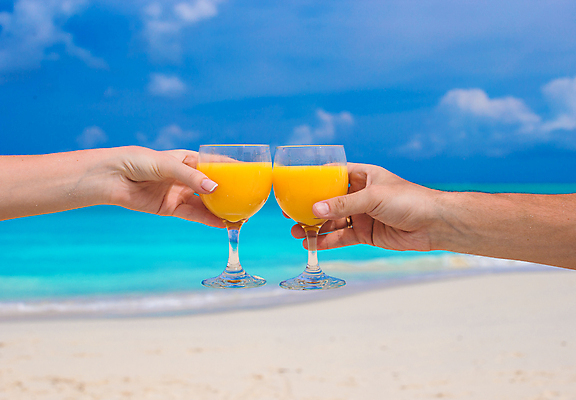 포토 JPG 해외이미지 주간 손 와인잔 휴식 들기 해변 야외 신체부위 여름휴가 바캉스 주스 해외포토 자연요소 음료 바다 컨셉 술잔 모션 휴가 사람 파일형식 여름_계절 이미지허브