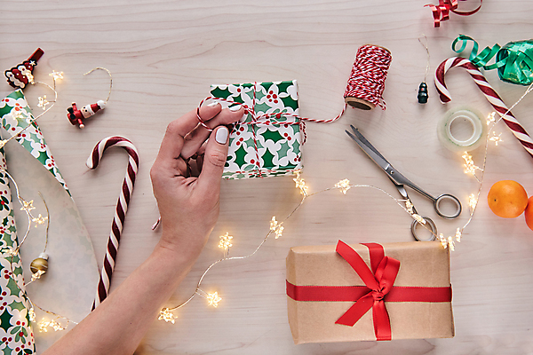 포토 JPG 해외이미지 나무 디자인 계절 별 리본 종이 컨셉 크리스마스 겨울 패턴 벽지 탁자 휴가 전등 프레임 선물 사람없음 장식 빨간색 상자 장난감 산타클로스 축제 흰색 나뭇가지 시골 축하 신용카드 연도 책상 레이아웃 엽서 머리위 꽃가루 패키지 전나무 구성 목업 플랫레이 클라우스 미니멀 국경 해외포토 자연요소 식물 기념일 컬러 가구 무늬 조명 금융 플랫 가루 편지 파일형식 이미지허브