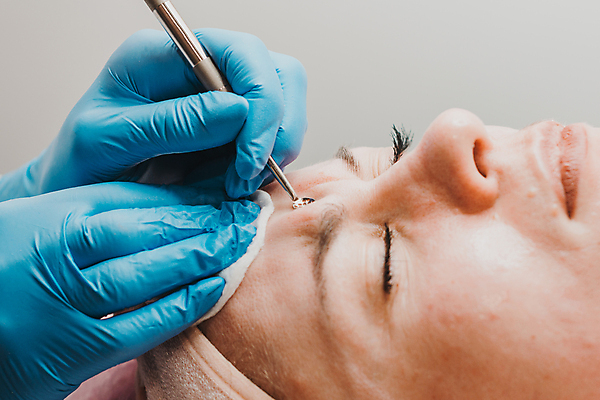 포토 JPG 해외이미지 직업 웰빙 여자 얼굴 장갑 건강 관리 한명 성인 치료 뷰티 건강관리 상점 금속 화장품 신선 주름 미용사 청소 고객 피부 휴양지 스킨케어 삭제 거짓말 돌봄 해외포토 1 잡화 의학 모션 재질 사람 신체부위 장소 파일형식 이미지허브