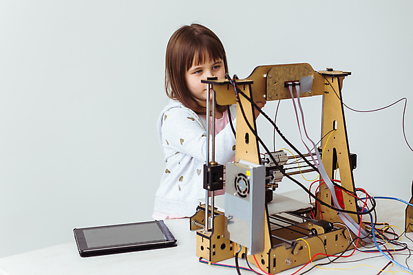 포토 JPG 해외이미지 여자 어린이 실내 한명 서기 상반신 옆모습 태블릿 만지기 과학기술 기술자 제조 만들기 인공 3D프린터 소녀한명만 4차산업 해외포토 직업 1 산업 뷰포인트 모션 기술 사람 내부 전자제품 스마트기기 인쇄기 여자한명만 소녀만 파일형식 이미지허브