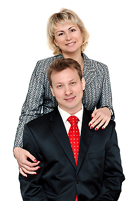 포토 JPG 해외이미지 백인 라이프스타일 손 커플 응시 여자 남자 행복 얼굴 백그라운드 2 가족 성공 남편 넥타이 주택 함께함 사랑 미소 사람 정장 성인 두명 빨간색 낭만 흰색 신선 아내 닫기 치아 내추럴 해외포토 서양인 시선 잡화 옷 감정 컬러 컨셉 관계 모션 표정 건물 생활 신체부위 소화기관 파일형식 이미지허브