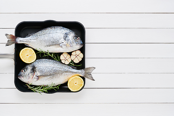 포토 JPG 해외이미지 마늘 사람없음 프라이팬 레몬 흰배경 날것 도미 로즈메리 카피스페이스 해외포토 백그라운드 채소 과일 주방용품 어류 공백 흰색 허브 파일형식 이미지허브