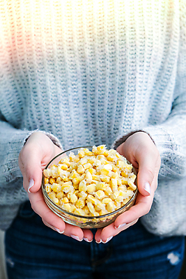 포토 JPG 해외이미지 라이프스타일 손 여자 음식 다이어트 채소 재료 가정 주택 건강 옥수수 사람없음 노란색 냉동 얼음 추위 신선 사발 닫기 달콤 보호 혼합 유기농 서리 날것 냉장고 수납 온도 건강식 냉동고 반투명 채식주의자 핸드메이드 비건 해외포토 자연요소 웰빙 컬러 컨셉 모션 곡류 사람 건물 생활 신체부위 가전제품 사기그릇 맛 채식 파일형식 이미지허브