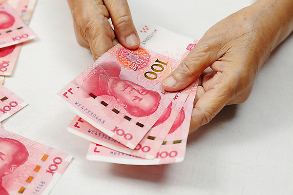 포토 JPG 해외이미지 손 노년 종이 지폐 돈 비즈니스 사람 사람없음 금융 경제 중국 절약 바이러스 닫기 질병 은퇴 서비스 상업 결제 전염 충격 월급 대출 빚 수입 연금 예산 해외포토 아시아 컨셉 의학 모션 성인 신체부위 재산 감염 파일형식 이미지허브